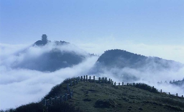 厦门周边租车自驾游景点推荐峨眉山